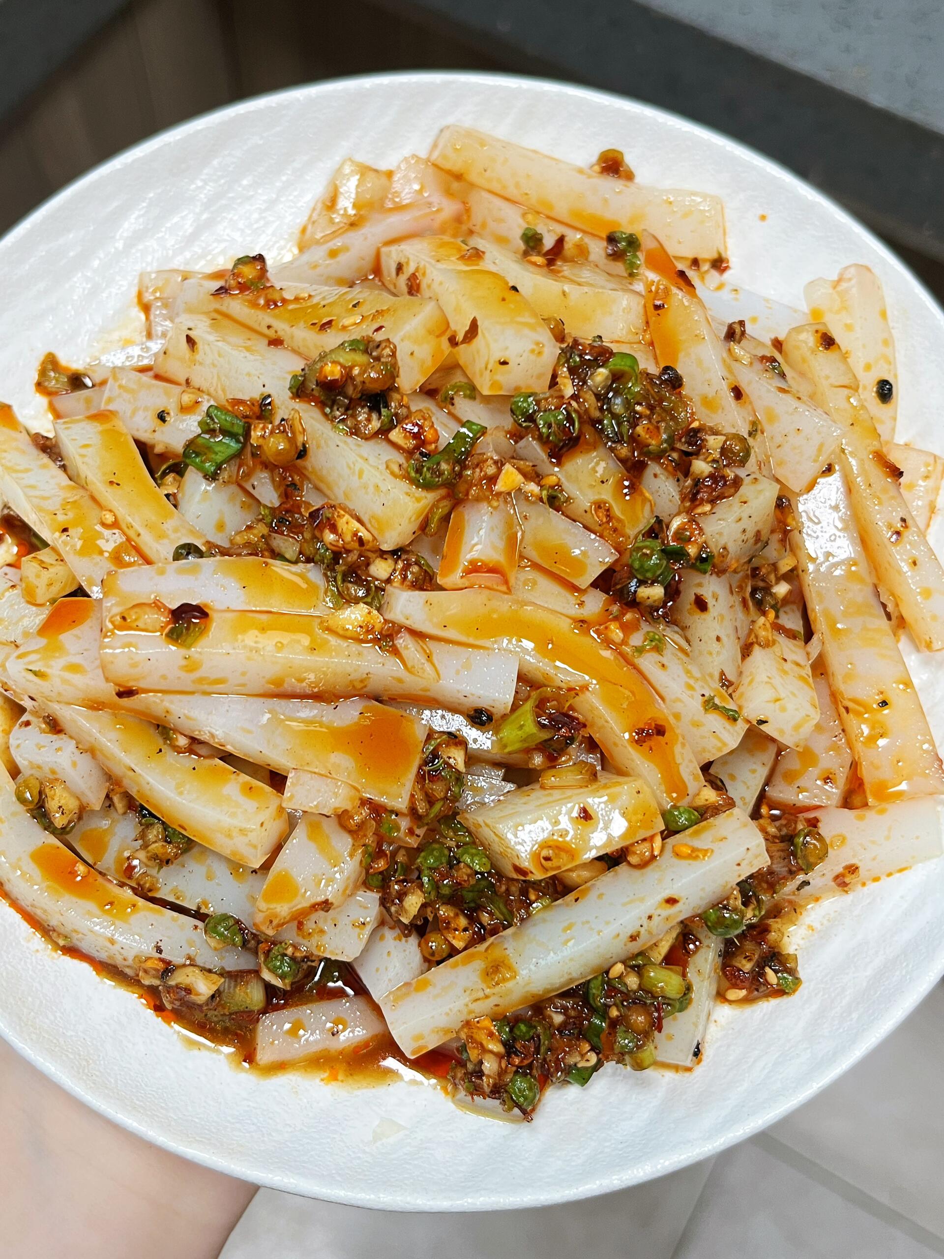 夏天来这样一碗凉粉，简直太安逸了～小时候家门口一直都有几颗花椒树每次拌凉粉时