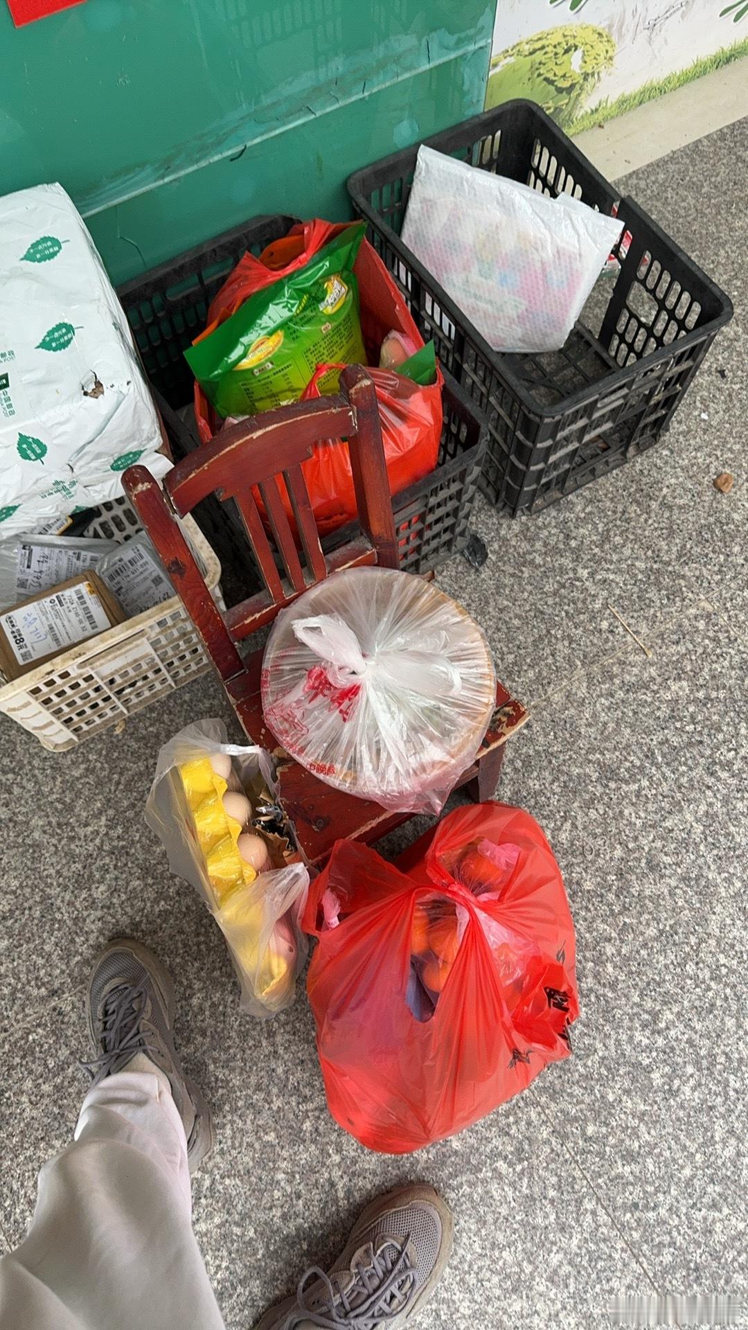 回老家先把鱼送给亲戚们送了四家大翘嘴真漂亮送出去有20多条哈哈哈再去商场