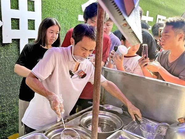江西景德镇“鸡排哥”凭什么能走红网络？有人说是因为情绪价值。“6元的鸡排