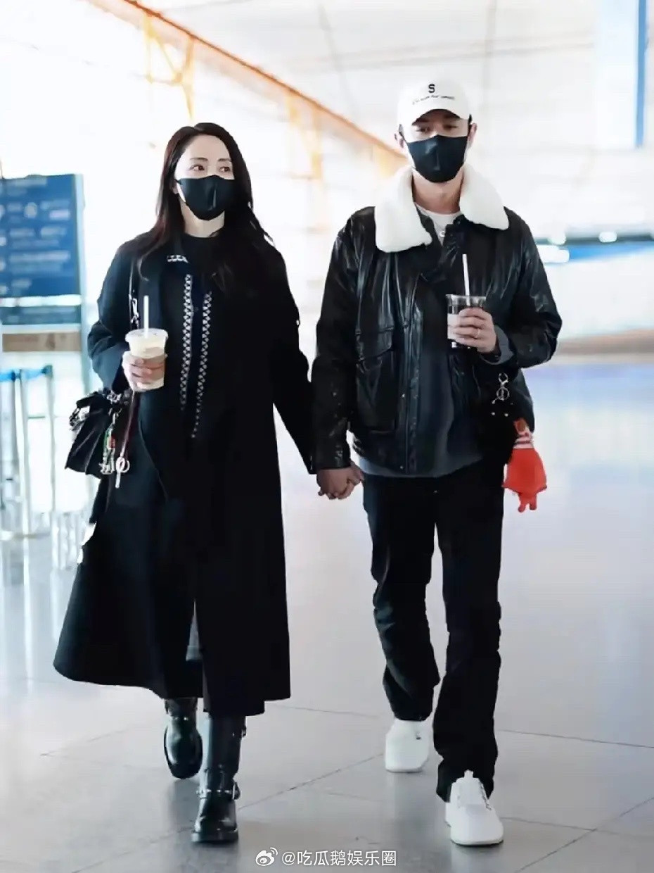 董璇张维伊手牵手现身机场，其实她俩的感情还是挺好的，毕竟也是新婚！