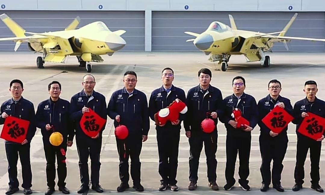 彻底不装了，歼-7成为过去式，成飞用歼-20A完全版拜年，沈飞用歼-35绿皮机拜
