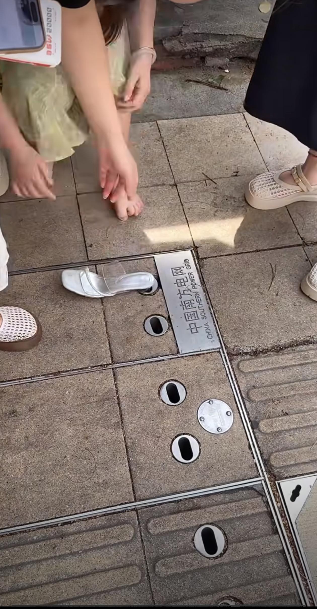 一脚踏进中国电网，好单位啊！[捂脸哭]
