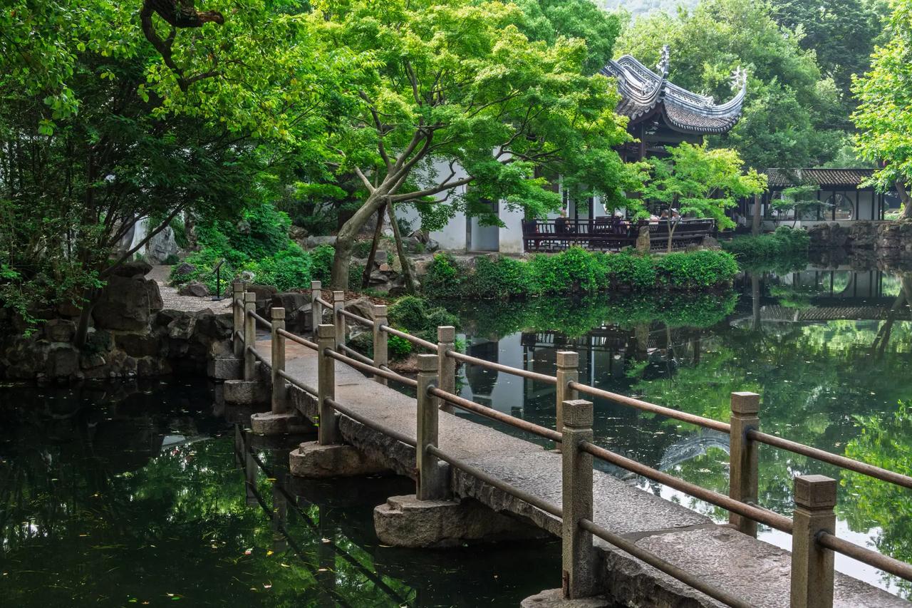 无锡惠山古镇寄畅园。无锡惠山古镇寄畅园曲桥通幽江南水乡里的诗情画意江南园林美