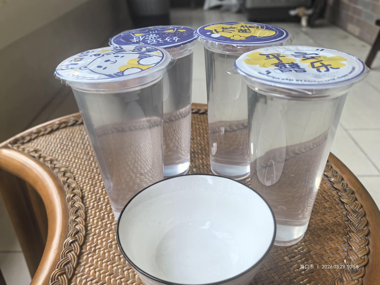 坐标海南：一杯椰子水的两种结局一杯椰子水，成本约3元。海南本地人蹬着三轮