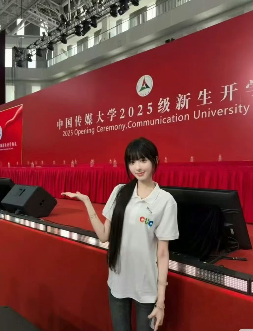 被擦妆5次的艺考女生，亮相中传开学典礼