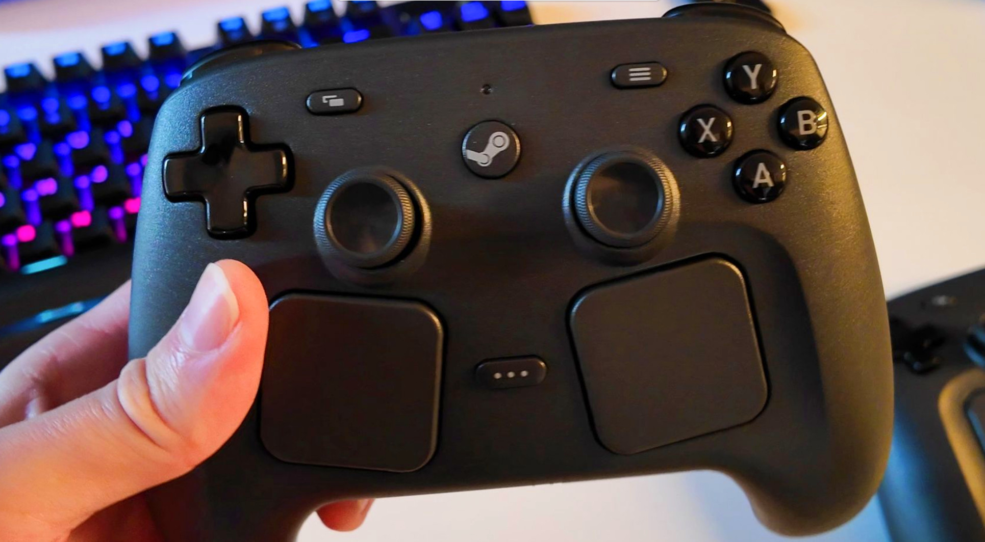 【Valve发布了Steam新款手柄，明年上市】Valve发布了一款全新的Ste