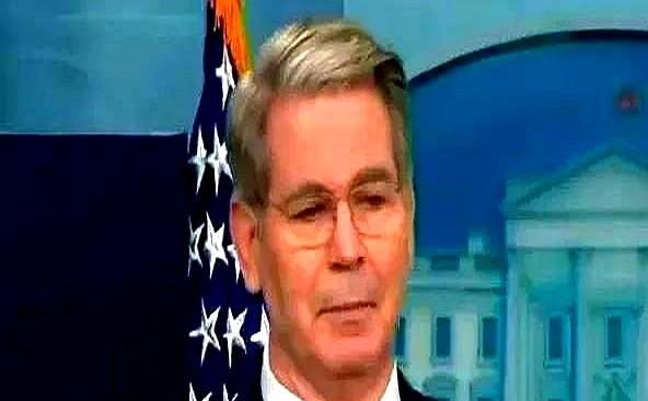 美国财长贝森特在白宫新闻发布会上回答记者提问，记者：“中方继续表示，中美双方没有