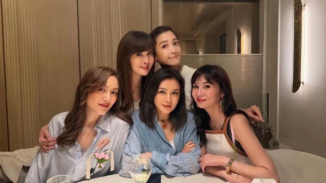 任达华妻子琦琦在社交平台晒出一组聚会合照，照片中关之琳、李嘉明、周丽淇等好友齐聚