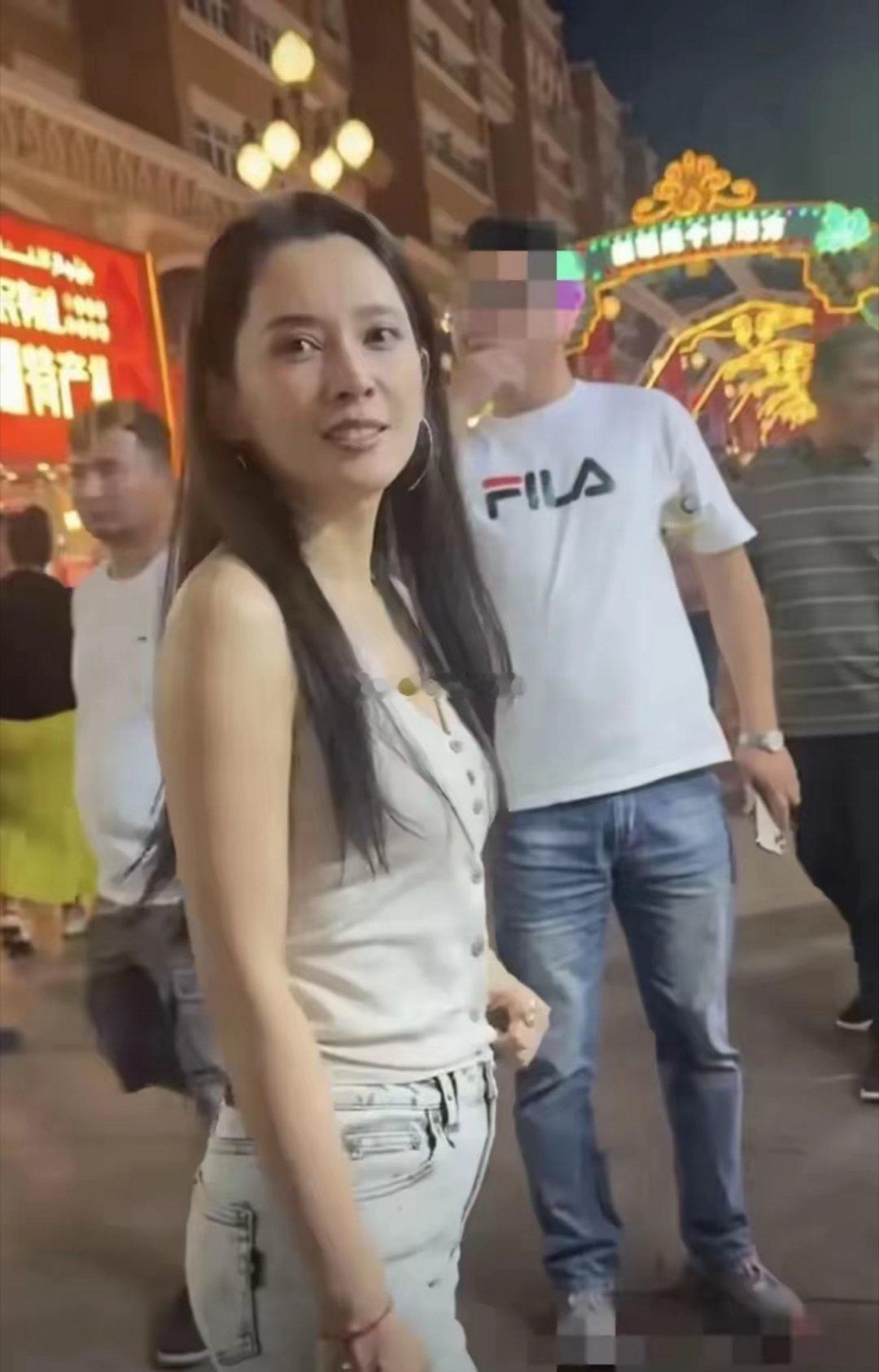 网友新疆偶遇森林北，穿着简单身材很好，本人又瘦又美！汪峰有眼光​​​