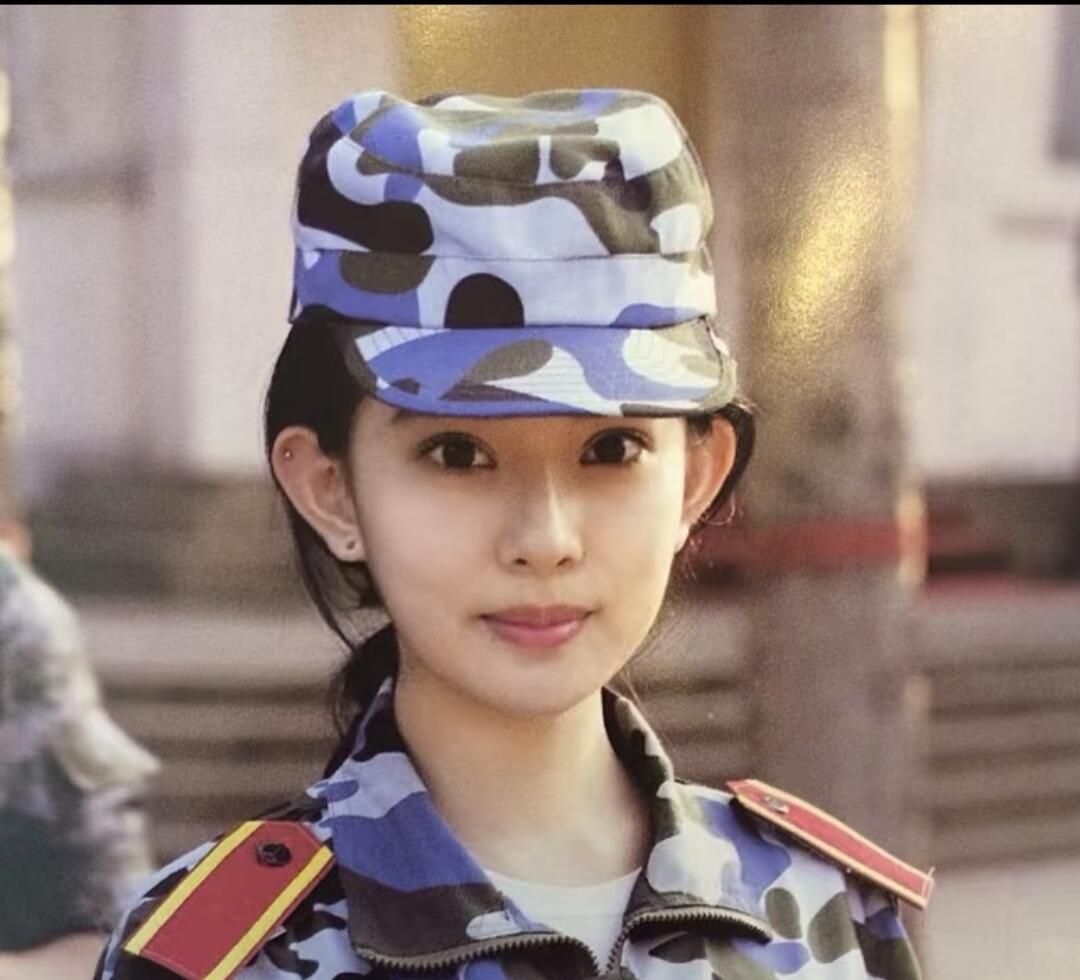 孟子义军训染发前后两种发色对比各有特色颜值始终在线​​​