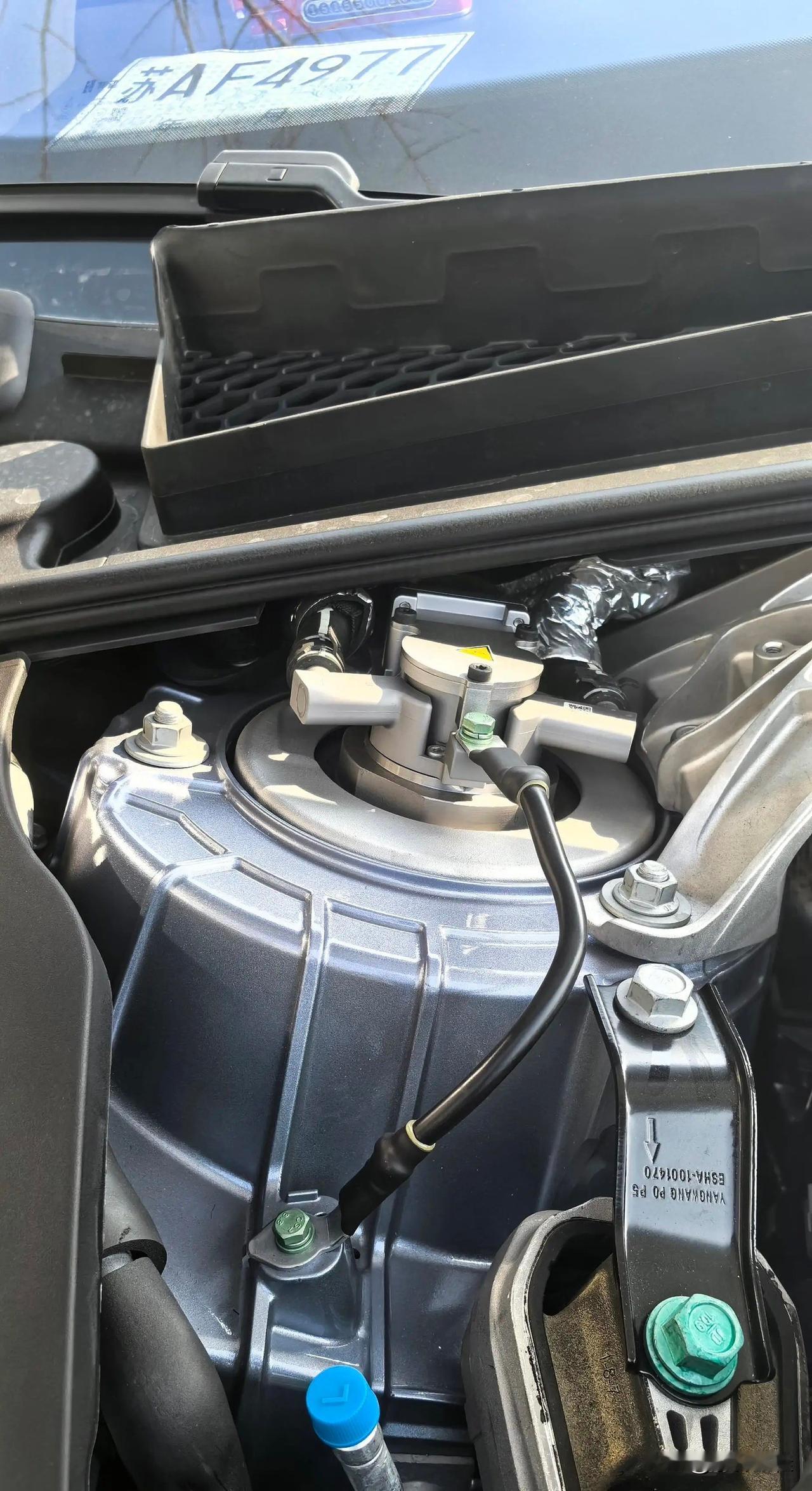 仰望U7这悬挂是真粗呀！这外观也是真简洁！每次看到这电磁悬挂，都会忍不住多看几眼