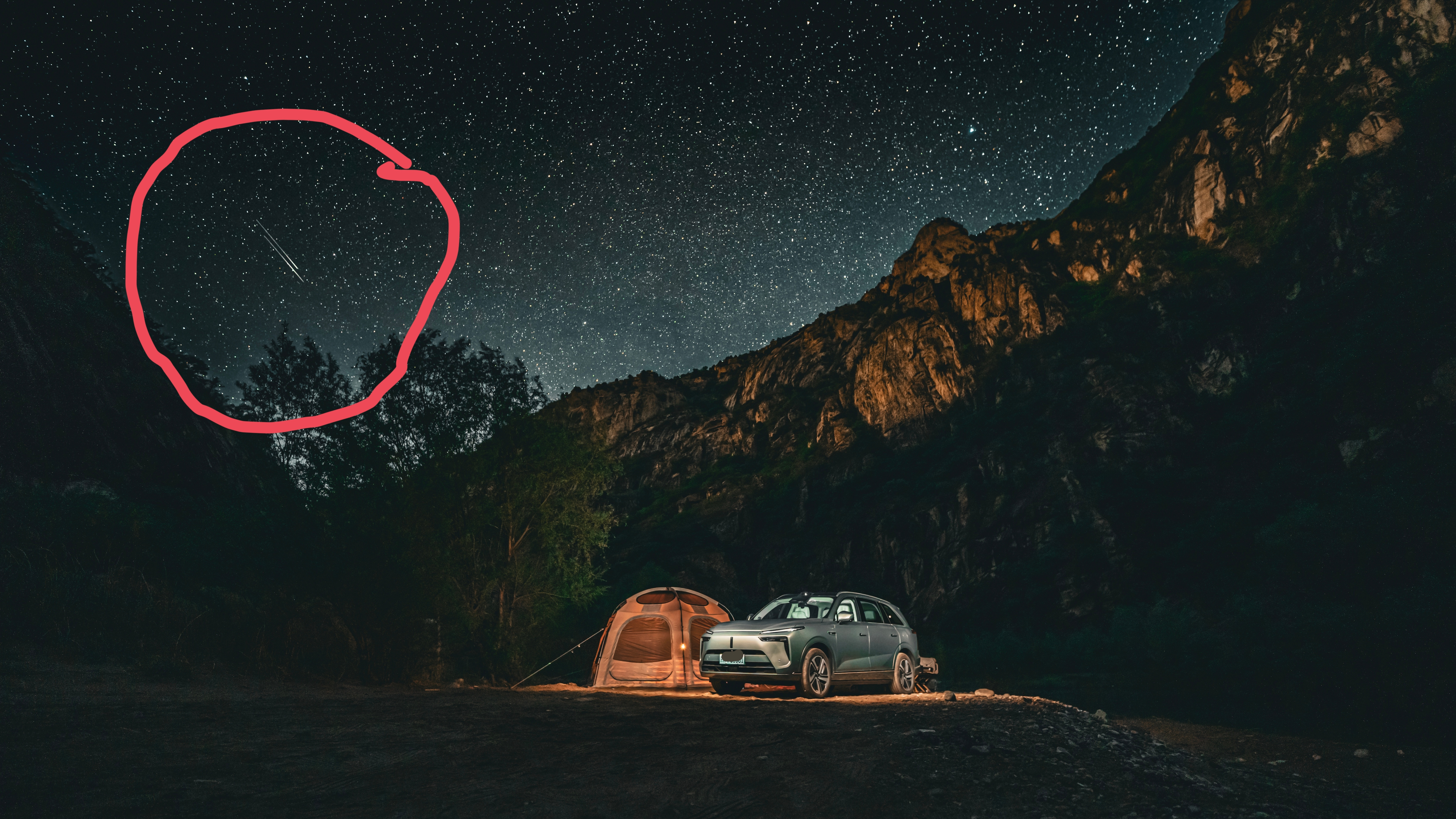 大家伙儿帮我看看，我拍到的这是啥玩意儿？是流星吗？为啥有俩平行的啊？[？？？][疑