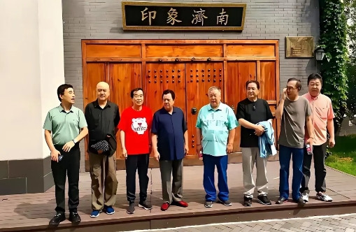 有人说于谦的师傅石富宽属于主流还是非主流呢？他两边都能处得很好，谁也不得罪，是个