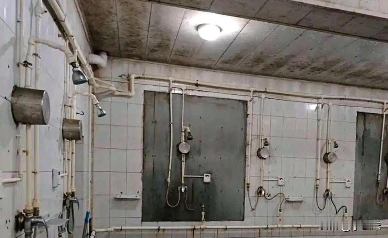 现在还有这种宿舍淋浴间吗？