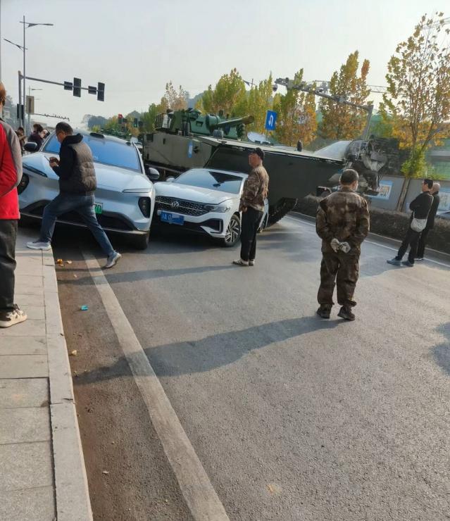 保险公司：“对面车型报一下！”“坦克。”保险公司：“坦克哪个型号？300？4