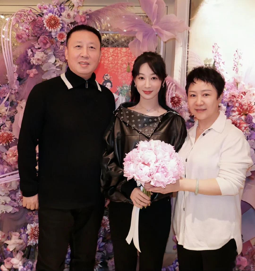 杨紫一家三口白玉兰庆功宴合照又见杨紫白玉兰庆功宴新合照，这回是和紫爸、紫妈一起一