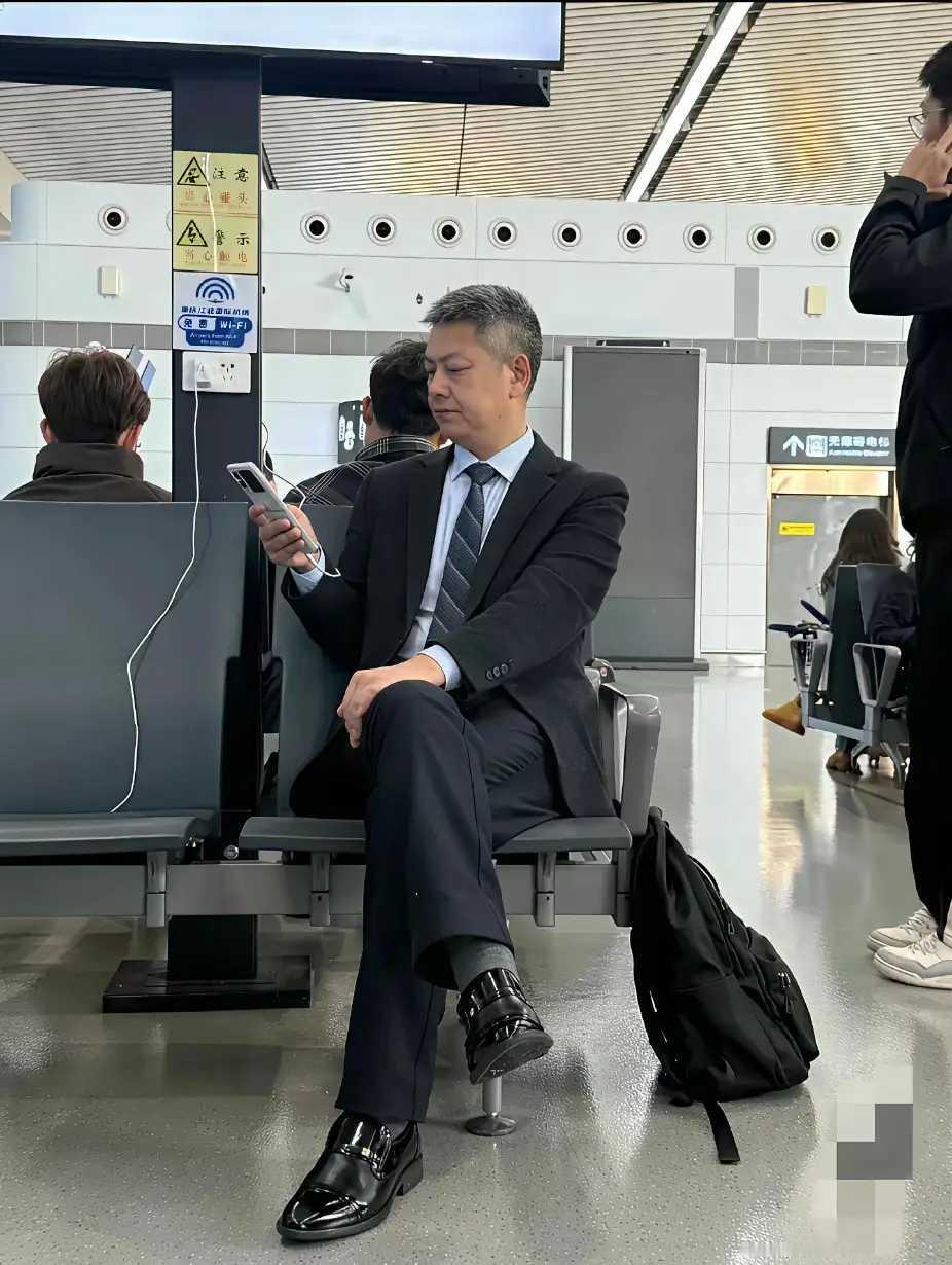 我敢打赌！没有哪个女人不爱这样的大叔。信不信？