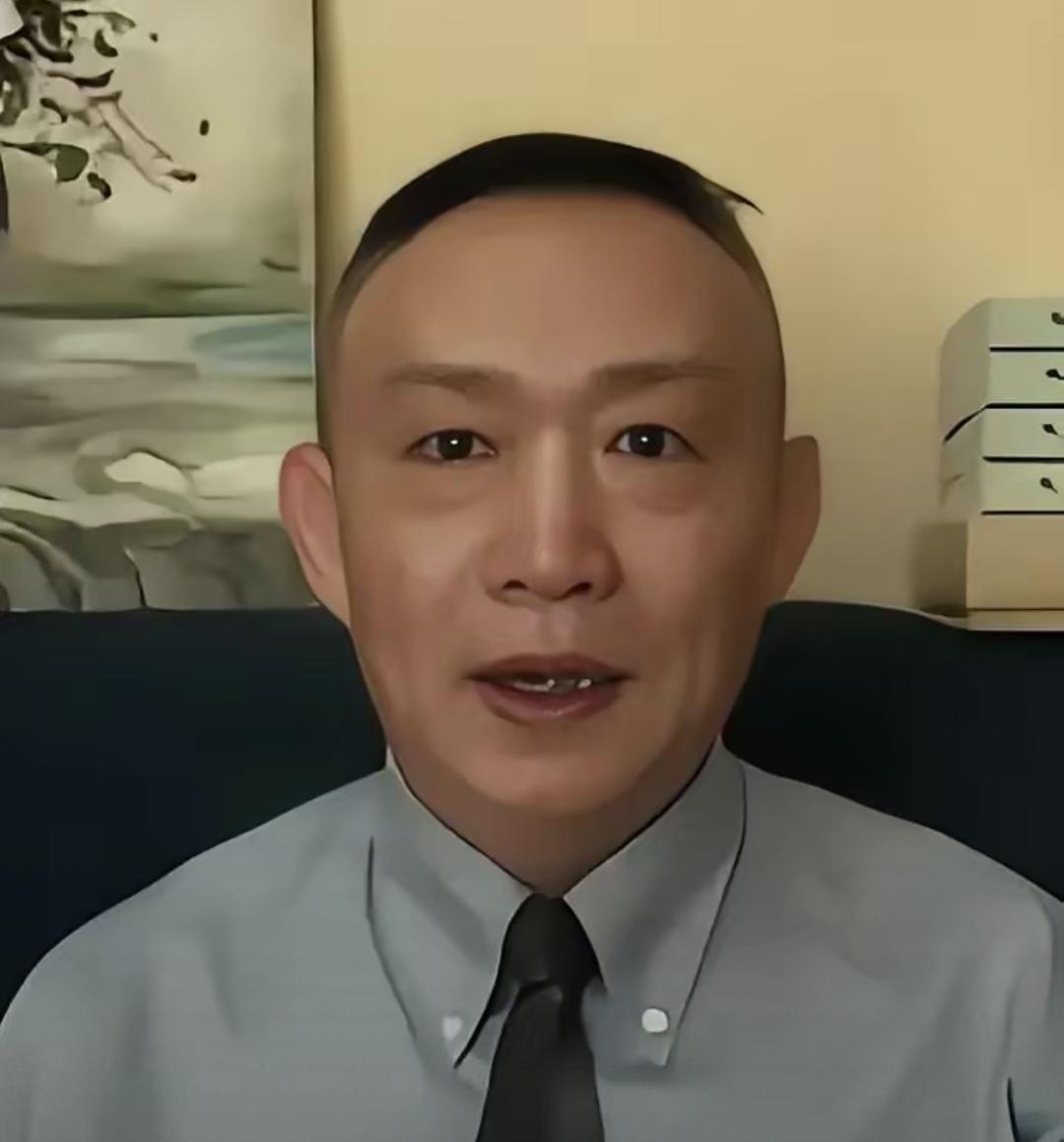 最近有个叫卢麒元的学者在北京讲话，说立法的人每次参与法律制定前都该做一次政审。他