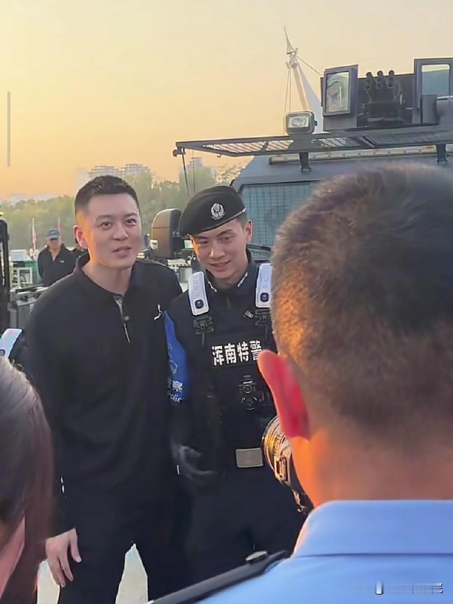 杨鸣终于回来了，现身沈阳浑南与特警合影！大忙人杨鸣指导终于回沈阳了，之前一直