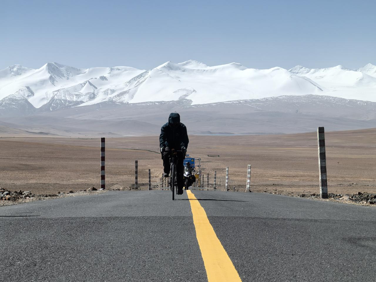 我喜欢张雪不是他的车队拿了多少个冠军，而是他的两个别的企业家不具有的优点。第一，