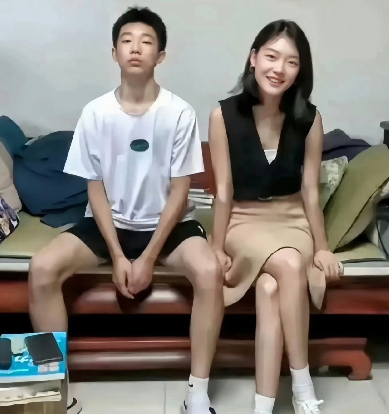从照片上看的话，姐姐算是有点长歪了