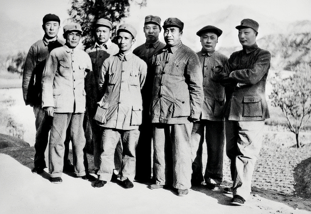 照片中左三是李先念，右一是聂荣臻，大家在西柏坡合影。李先念也得以见到了聂荣臻，他