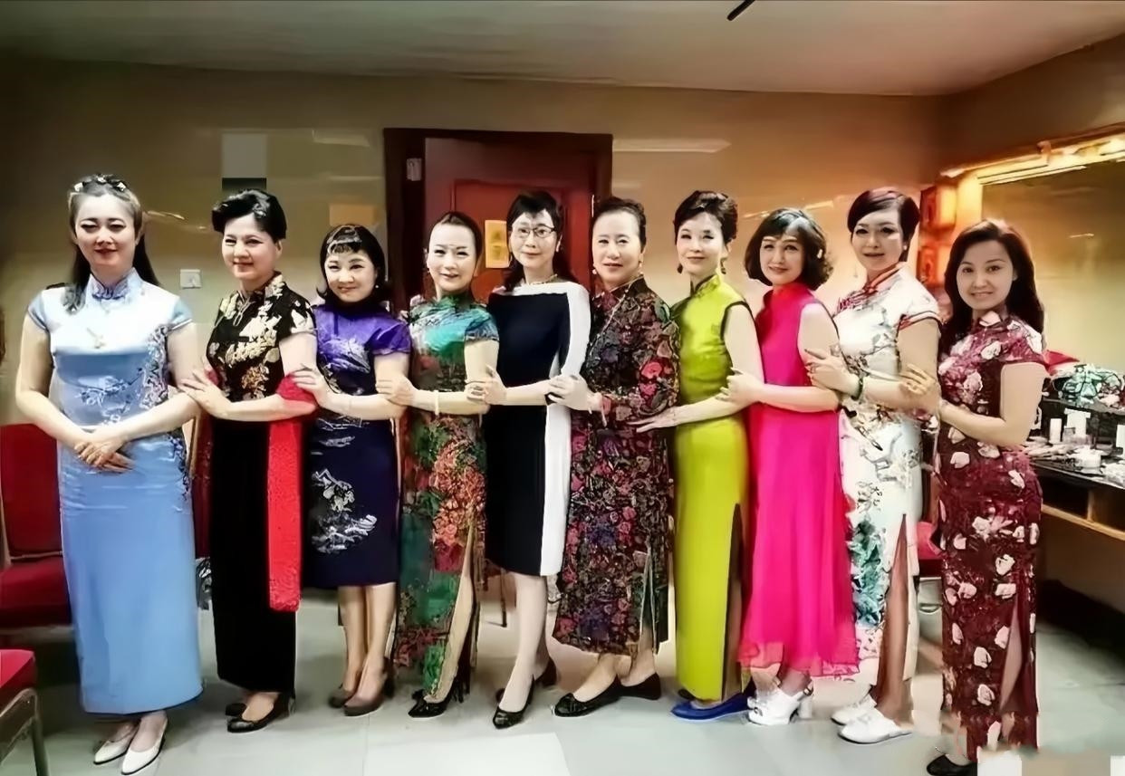 87版红楼梦的一众女演员，30年后再相聚，当年的风华少女，如今已经变成了胖胖的大