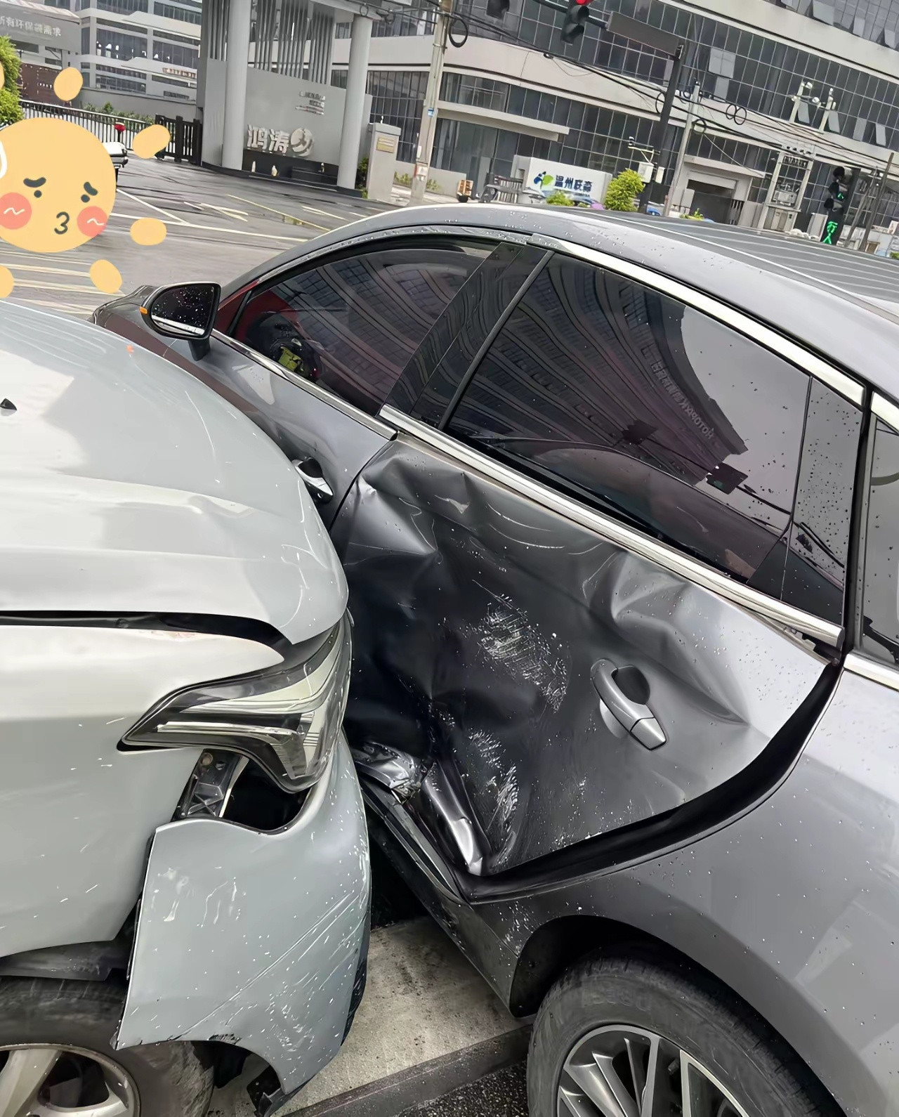 车子被撞后不打算留了！我正常掉头，对方闯红灯撞上我的车，两个气囊都弹出来，维修费