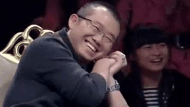 男友娇贵太娘,女友看不过去暴打他,两人现场吵架比说相声还搞笑,涂磊