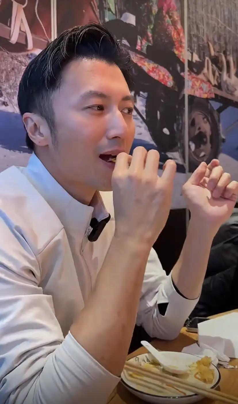 谢霆锋这头白发是染的还是真的白了？他才45啊，按理说不应该有那么多白发啊。而且他