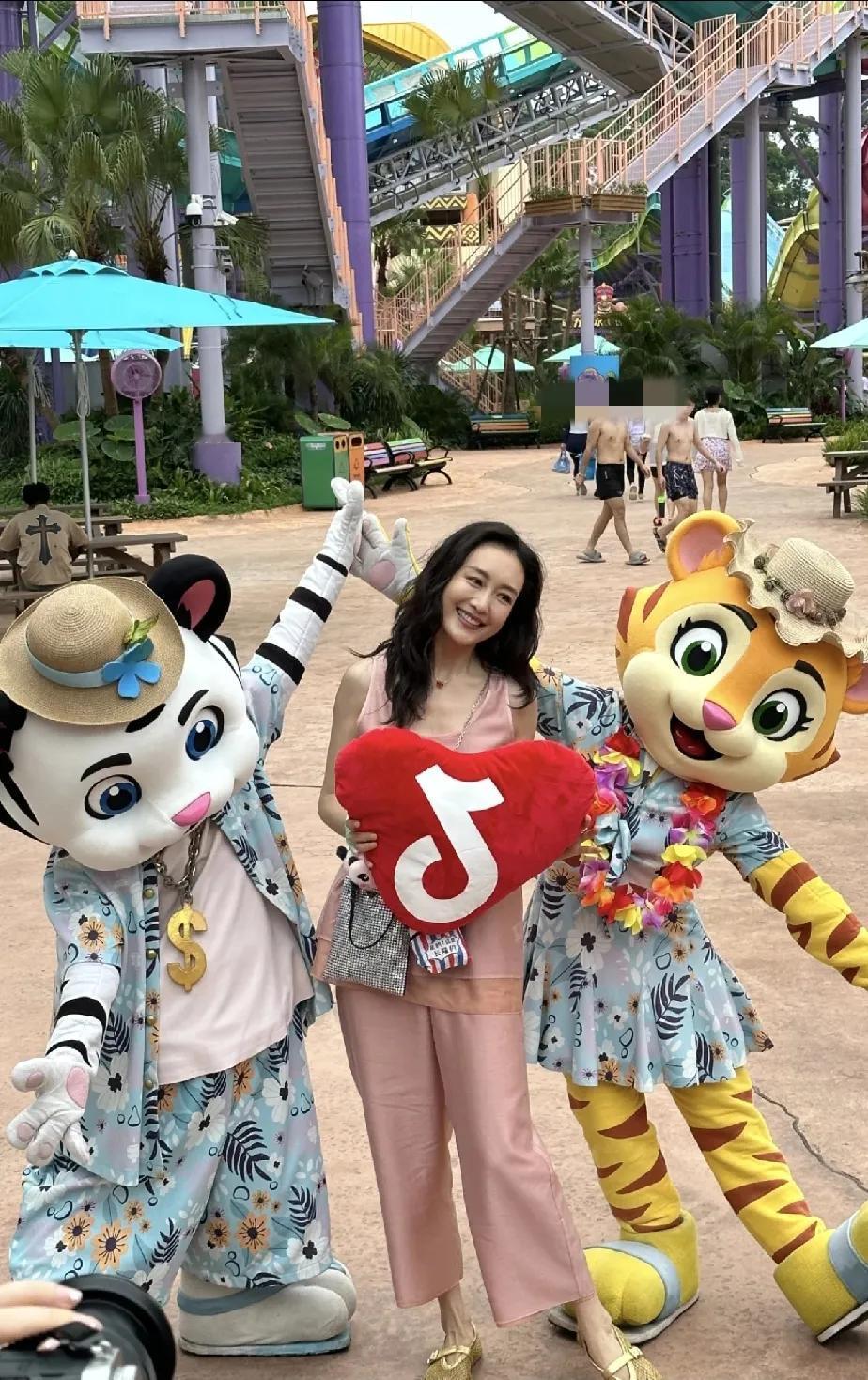 大明星就是不一样，在哪都是耀眼的存在，真人感觉比网上好看太多了！