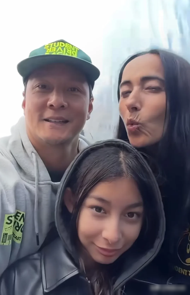 连吴彦祖的老婆，也躲不过满脸皱纹了。中秋节，吴彦祖甩出一家三口合照，没磨皮，零滤镜。13岁女儿罕见露