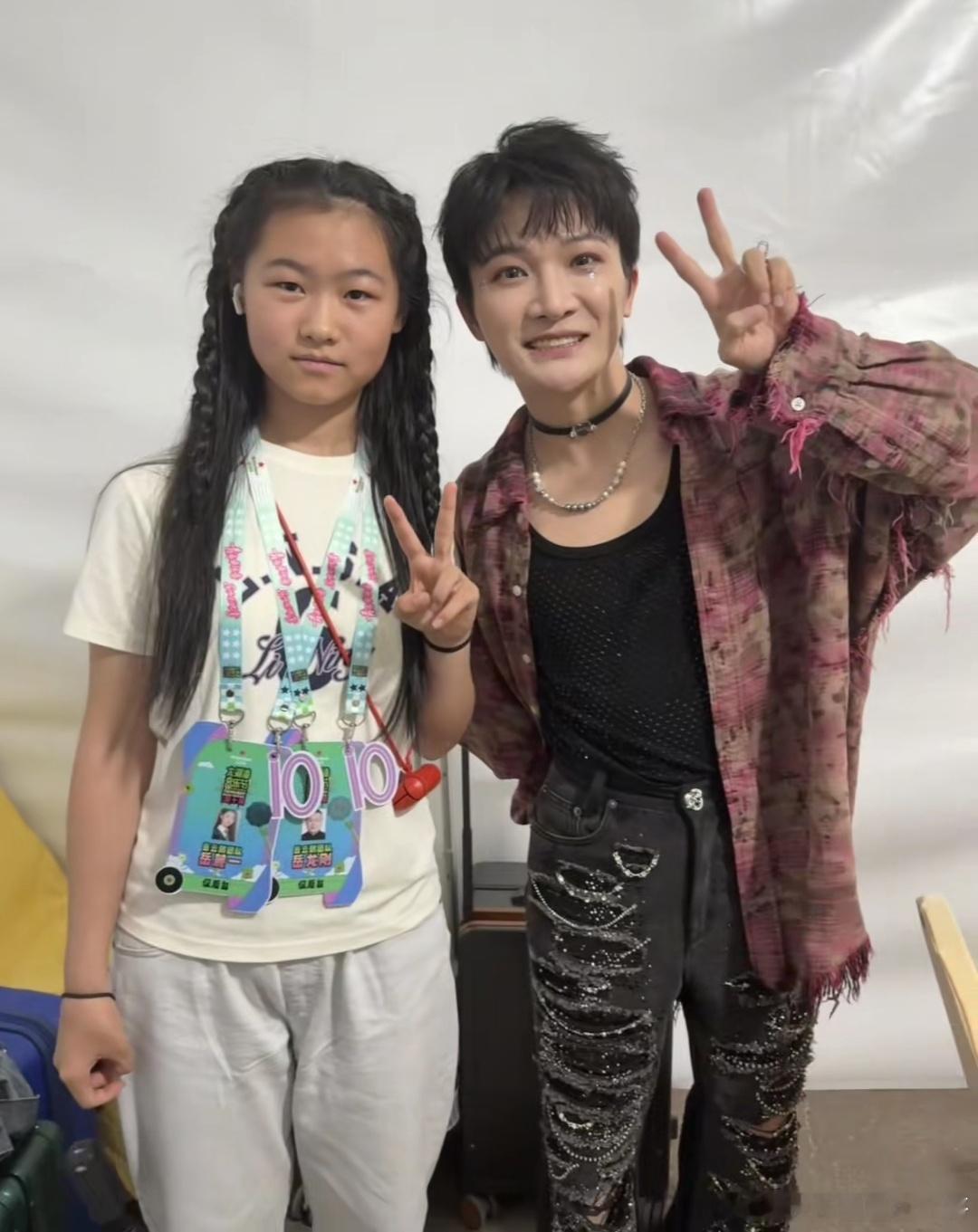 岳云鹏带女儿参加音乐节岳云鹏女儿与周深张新成合照岳云鹏女儿长这么大了，还跟周深