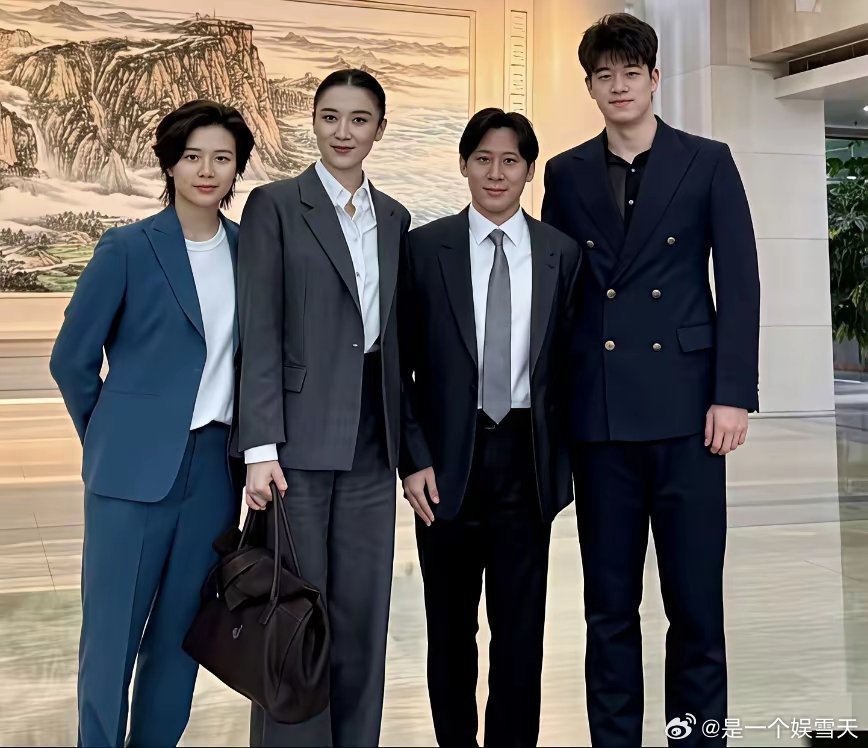 演员宋佳都有173的身高，在女生里算比较高挑的，那右边这位西装笔挺的帅哥估计得有