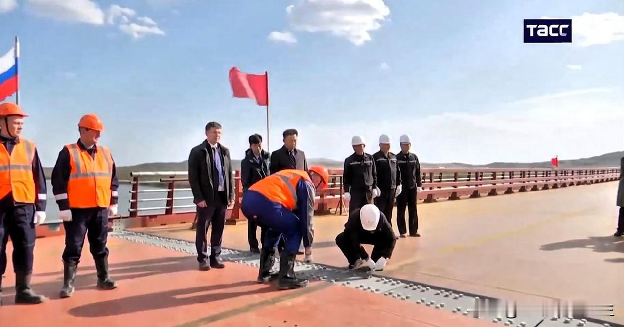 大俄和主体的首座公路桥（图们江二桥））完成主跨合龙，这进度不慢啊！作为一条横