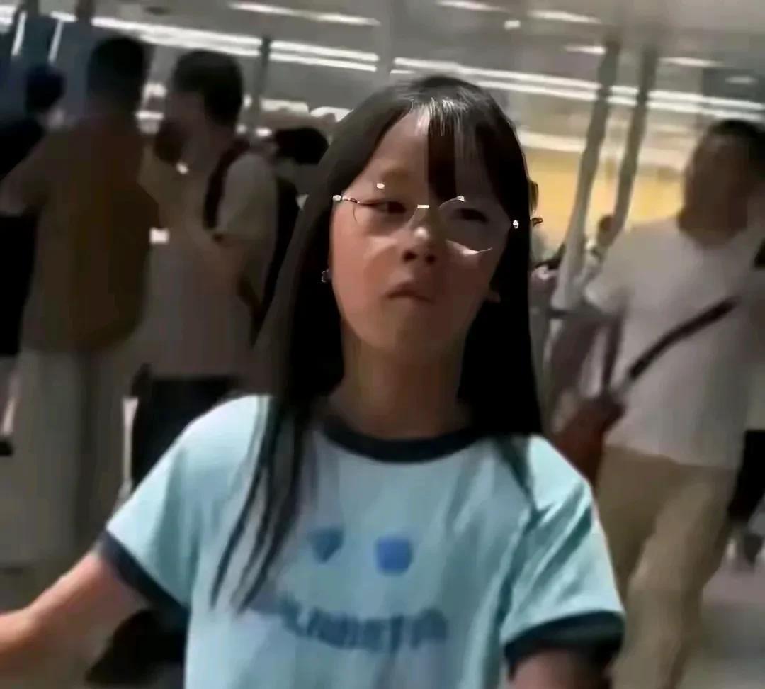 秦昊和伊能静的女儿小米粒，啥情况？8月7日，一组秦昊、伊能静及女儿小米粒的照片