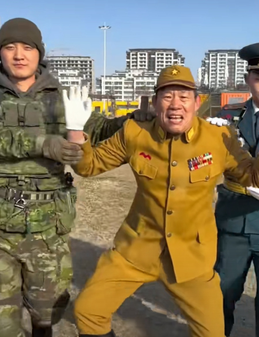 都2025年了，还有人抢银行，奇葩的是，他竟然靠一把刀还得手了！只是这位嫌疑人的智商确实不在线，犯事
