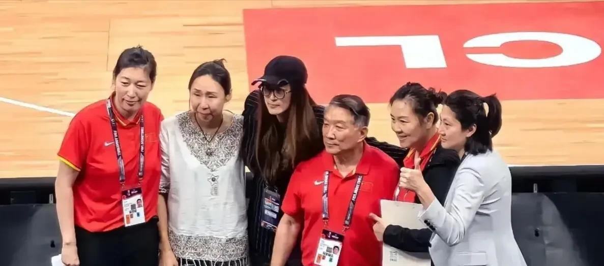 为什么这么多女篮老队员出马捧宫鲁鸣的场。还是在宫鲁鸣主教练带女篮国家队取得亚洲杯