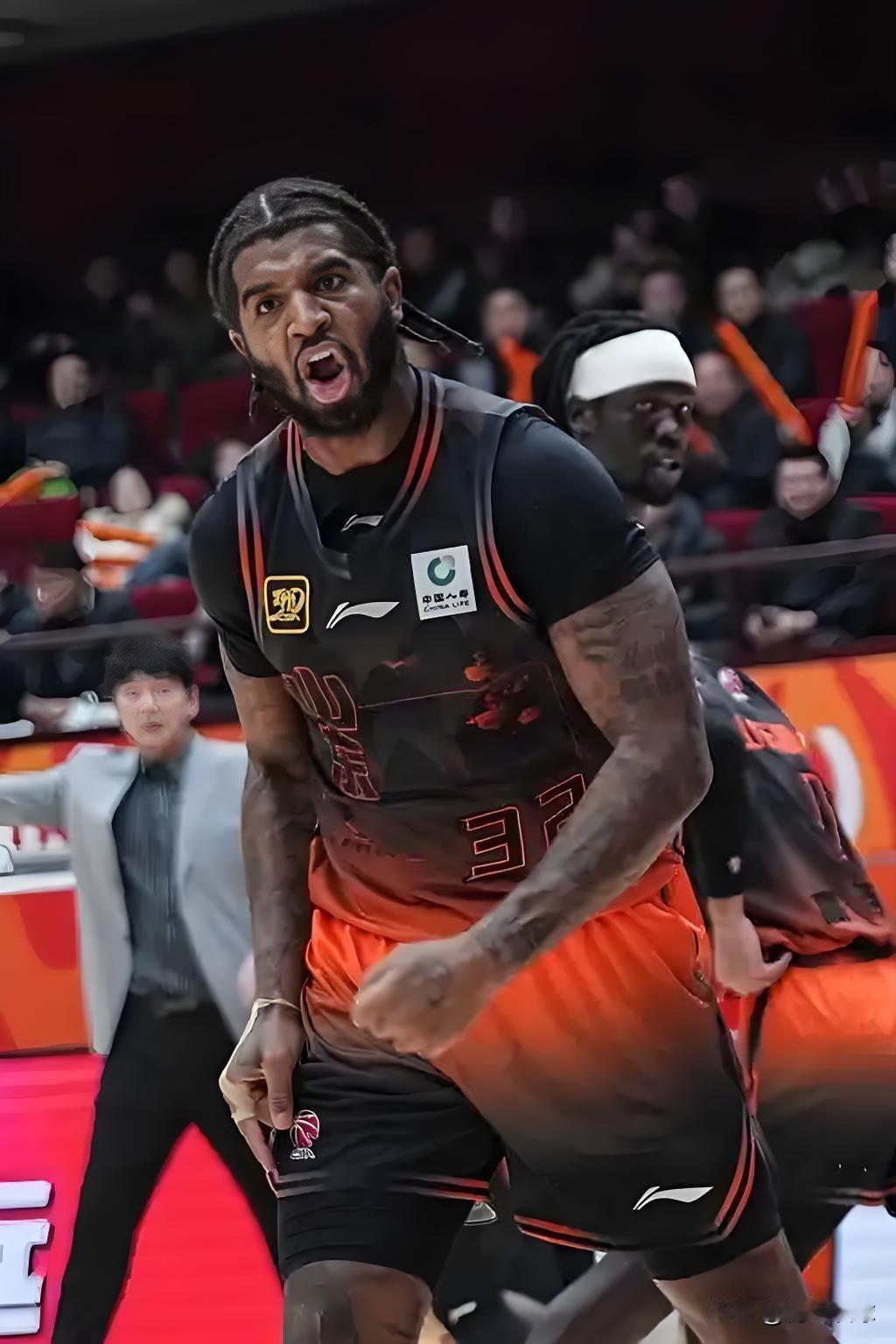 克里斯28分助山东进8强！山东100：93淘汰青岛，看看球员数据，谁是赢球功臣？