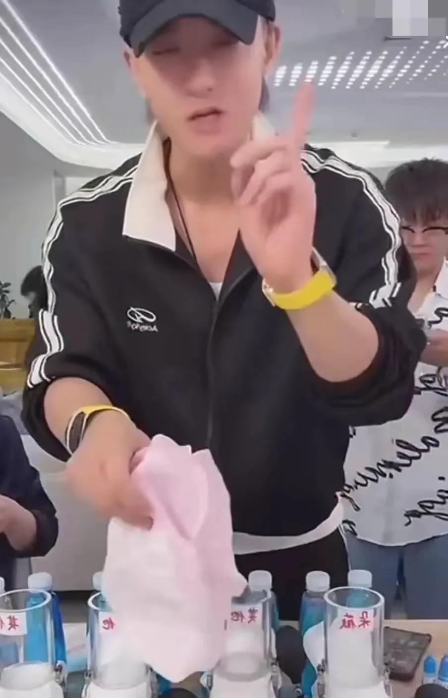 我就问一句，黄子韬卖的卫生巾，正常女性哪个人会去买？黄子韬主理的卫生巾要上市