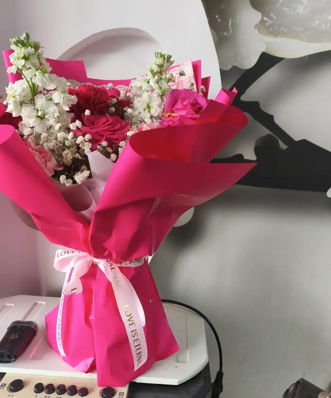 同事儿子跟准儿媳谈了三年异地，阿姨心疼孩子，托关系把姑娘调来本地。结果姑娘上班