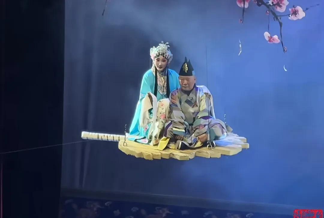 郭德纲唱的京剧都用上钢丝，这一定要去现场看看。现在的舆论环境，郭德纲都怕，和演
