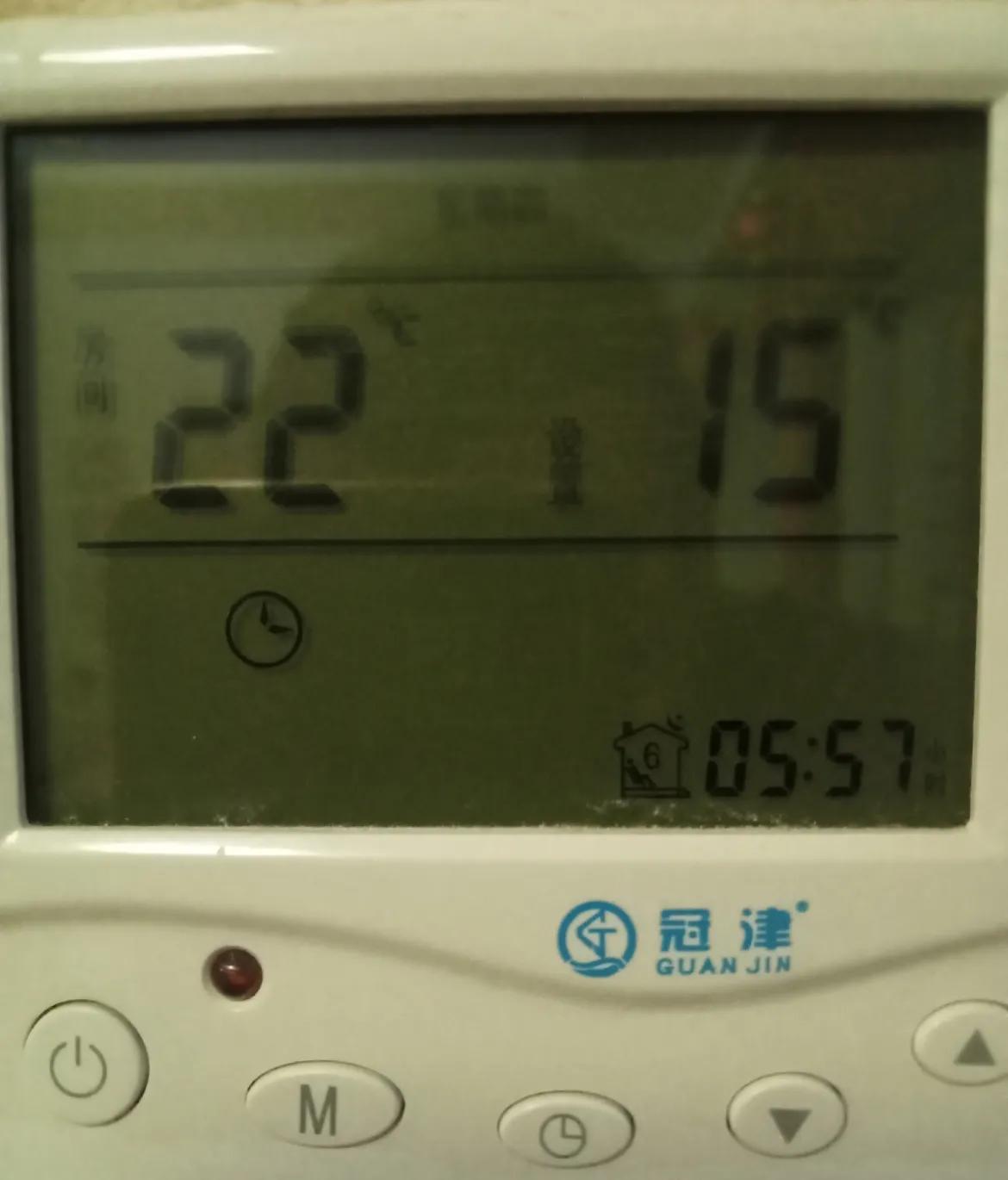 近两日，济南地区最高气温平均达17度上下，加之热力公司提前供暖，家中温度约摸达到