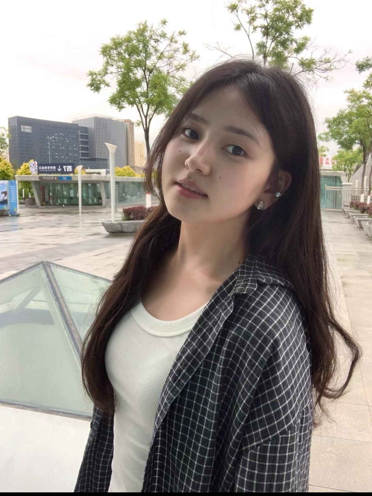 小女孩站在公园门口。