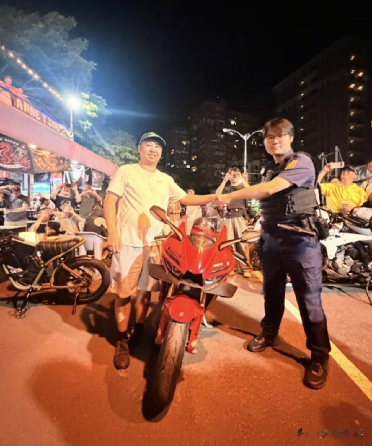 张雪机车在台湾出现戏剧性一幕。近日有台湾同胞经过千辛万苦让张雪机车820rr