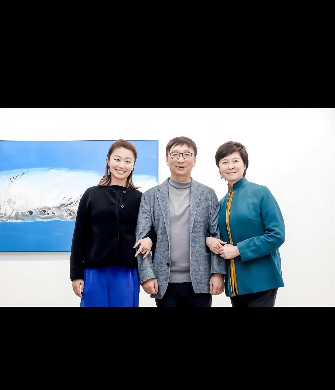 她应该是央视里面少有的嫁青梅而不是嫁富豪的主持人，但是人家婚后却把青梅成就成了富