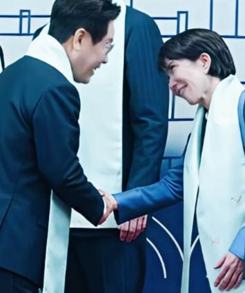 高市早苗看李在明的姿势和眼神挺有特点啊！歪着头面带微笑盯着李在明看，这眼神是想