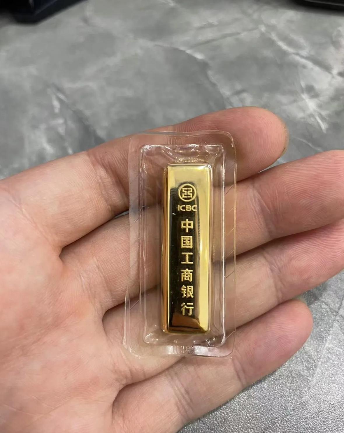 近期受特朗普提名凯文·沃什出任美联储主席影响，市场押注偏鹰货币政策，金价出现短期