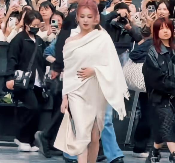 白鹿穿了44套高定，人还是没立住。蓝紫裙美到炸，粉头发直接翻车。不是衣服不行