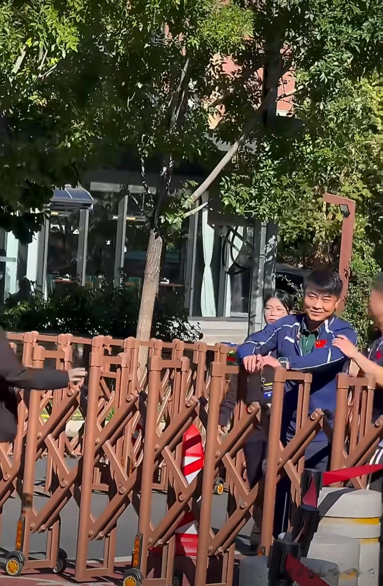 徐辉两次拉王皓都没拉住，王皓下午情绪太激动。其实刘国梁、王励勤、马琳也有被球